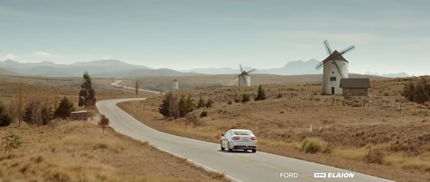 Ciclistas haciendo spinning en medio de una calle