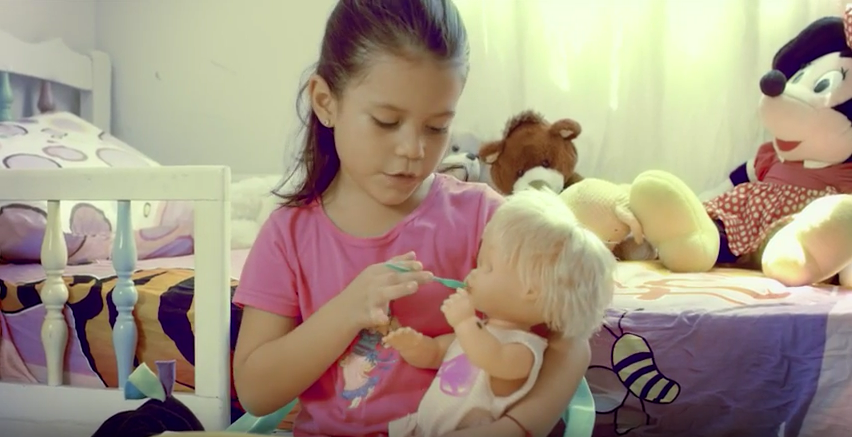 La violenta niña y su muñeca